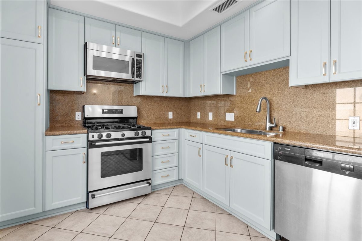 Building Photo - 851 N San Vicente Blvd