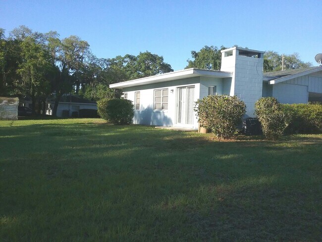Building Photo - 3 Bedroom 2 Bath in Eustis for Rent!