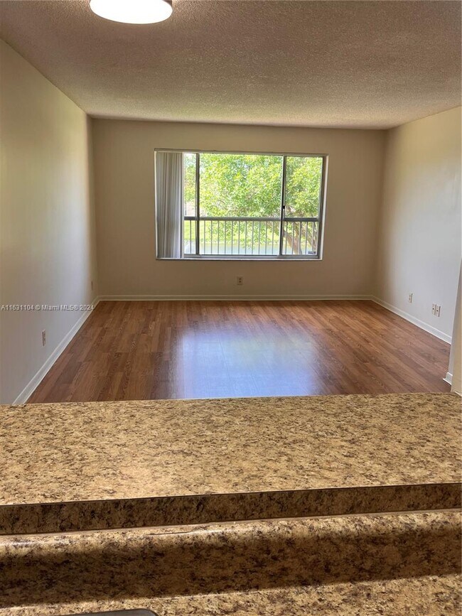 Building Photo - 10143 Twin Lakes Dr