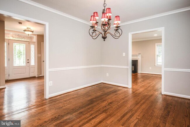 Building Photo - 1211 Vinita Ln