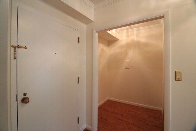 Building Photo - 1805 Crystal Dr