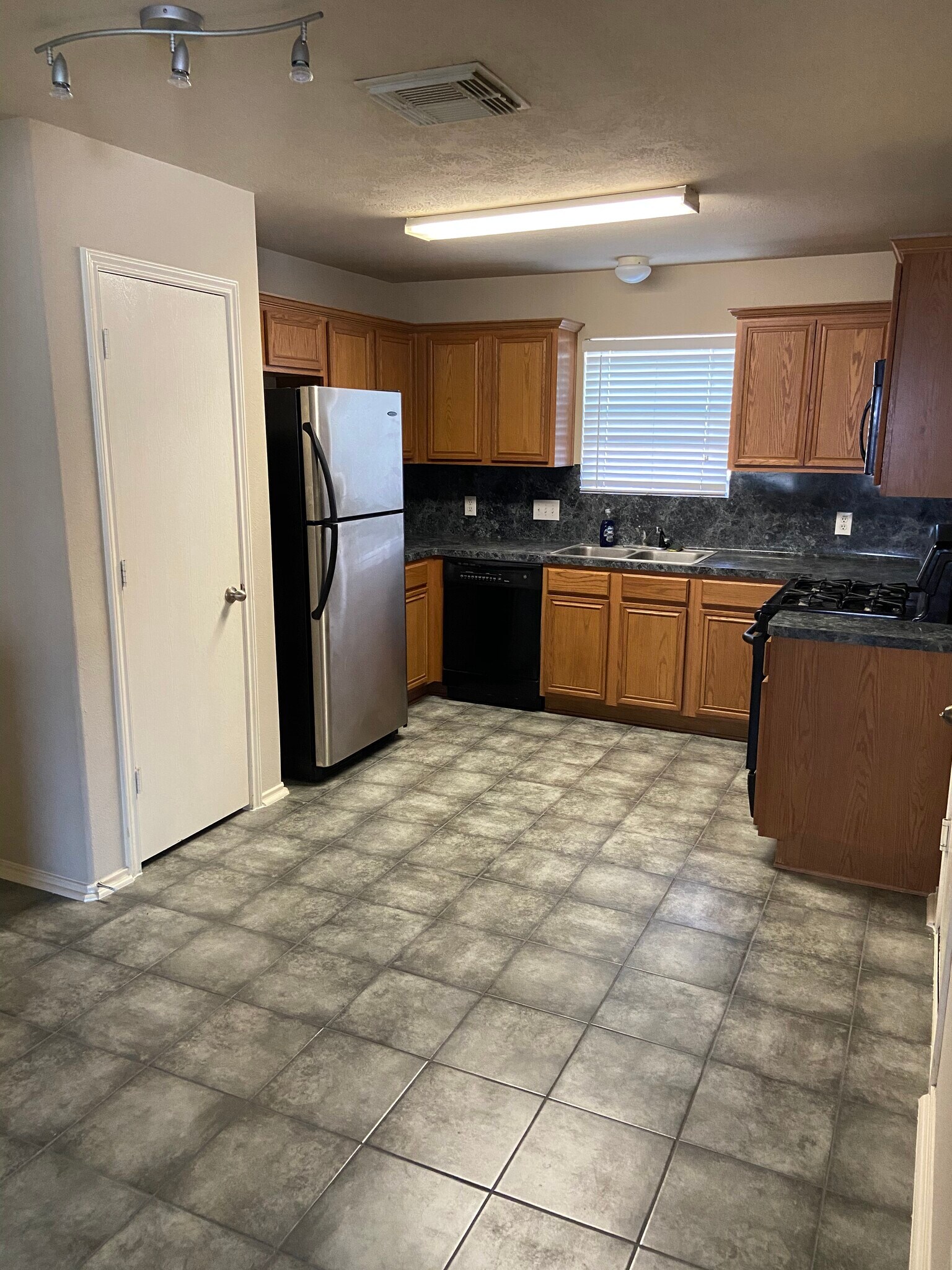 Kitchen - 7258 Junco Dr