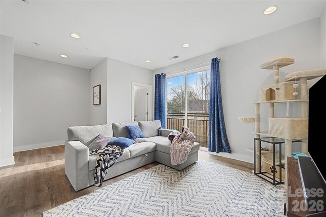 Building Photo - 840 E 18th St