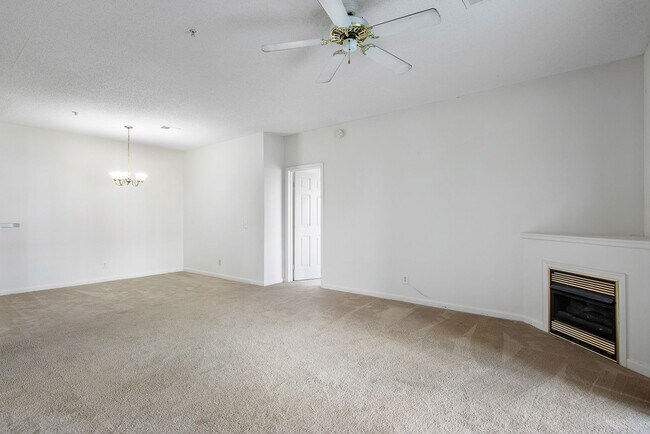 Building Photo - Spacious & Bright Condos Located in Glen A...