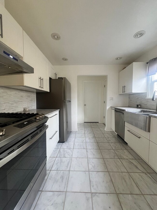 Building Photo - 3 Bedroom 2 Bathroom in Greenlake!