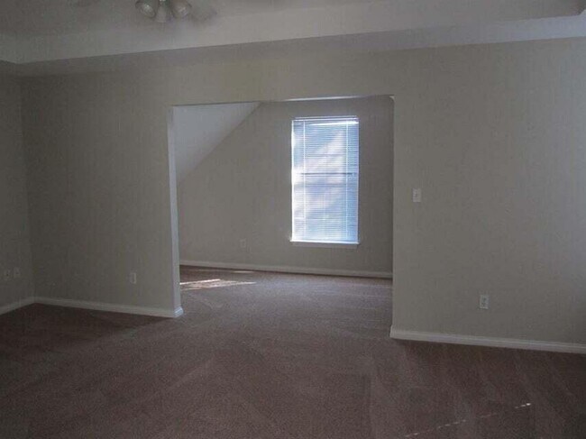 Building Photo - 537 Forest Hill Dr