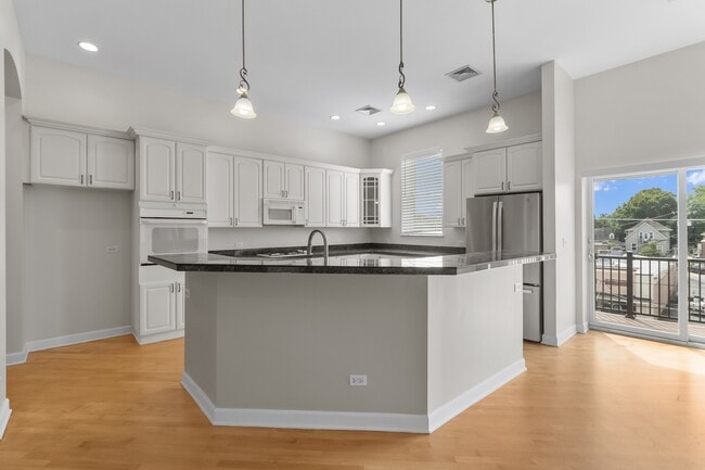 Building Photo - 111 E Van Buren St