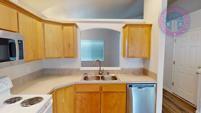 Building Photo - Two Level Cascadia Village Home- Great Flo...