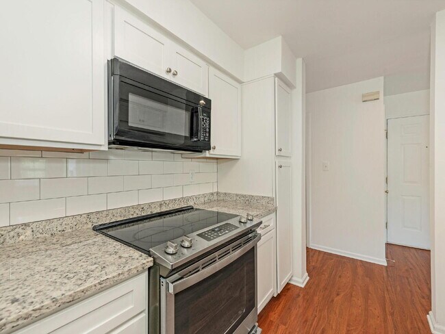 Building Photo - Updated 3 BR unit in the heart of South Park