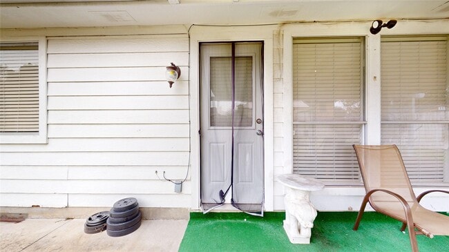 Building Photo - 806 N Willow Dr