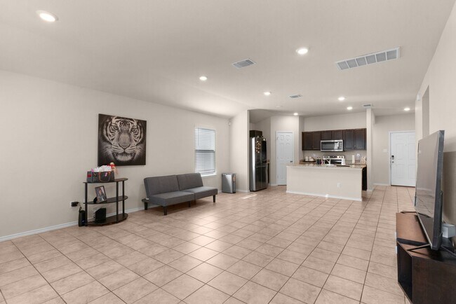 Building Photo - 4-bedroom 2-bathroom house!  Close to Fort Hood!