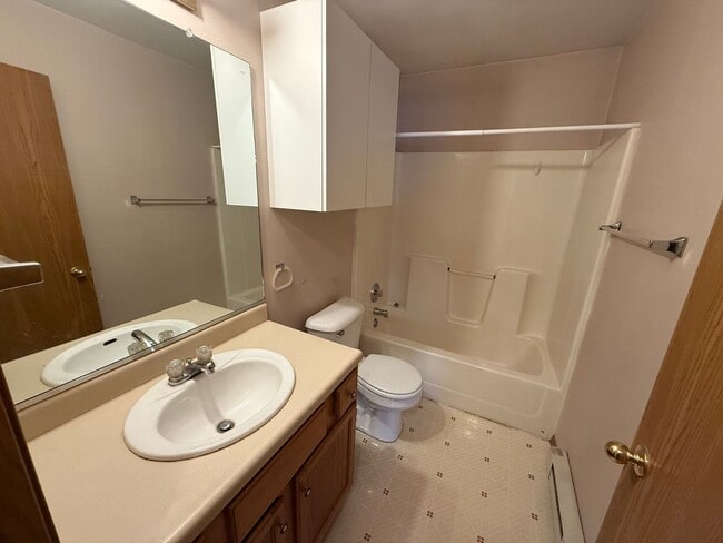 Building Photo - 2010 Ash Ave NE