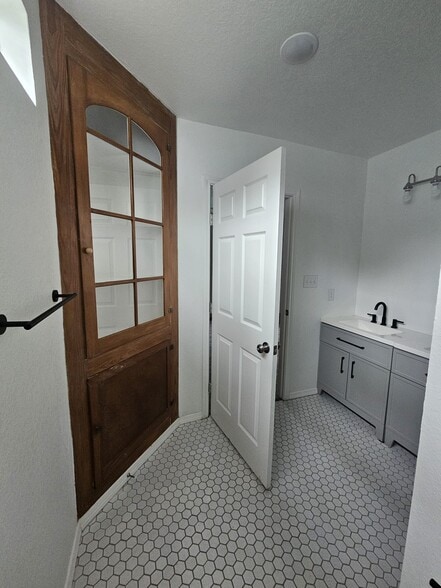 Building Photo - 923 McIlvaine