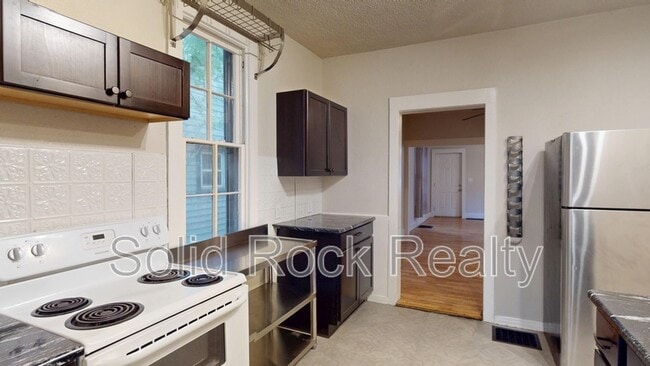 Building Photo - 511 E Platte Ave