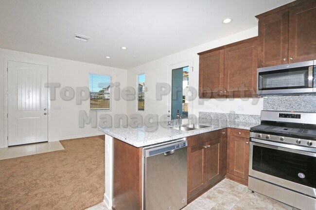 Building Photo - ***Charming 3 bed / 2.5 bath Townhome in O...