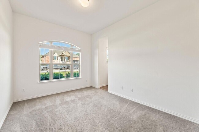 Building Photo - 4700 Topacio Dr