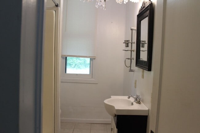 Building Photo - Spacious 3 bedroom