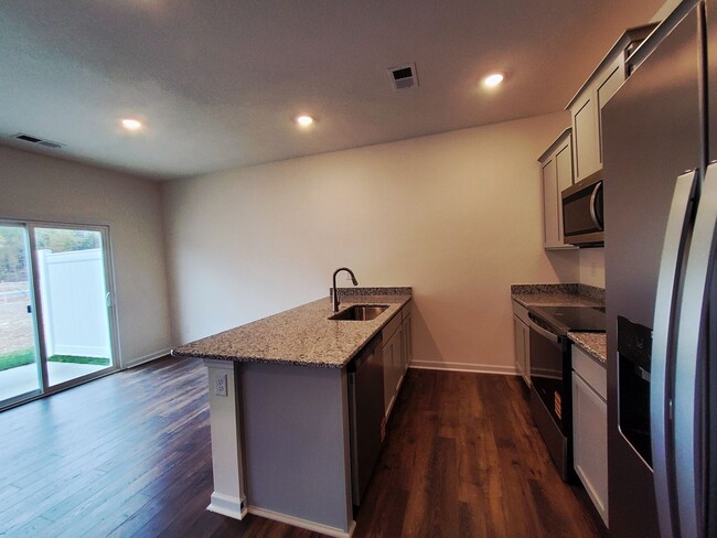 Building Photo - Kodak 37764 - 3 bedroom 2.5 bath townhouse - call Dustin Walker 865-221-0197