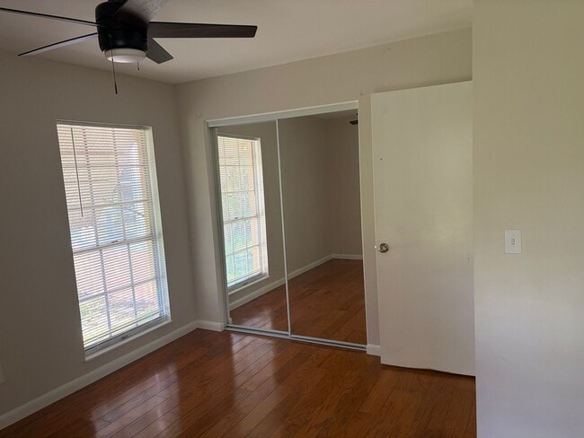 Building Photo - 217 Dickens Ave