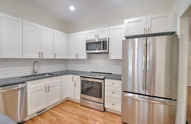 Building Photo - Delightful in Downing Creek