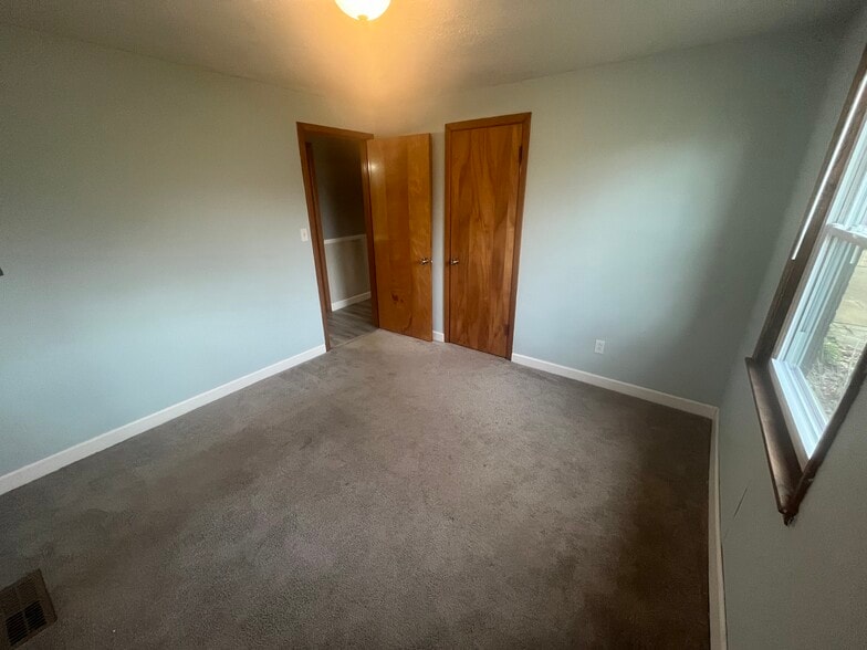 Building Photo - 150 Centervale Ave