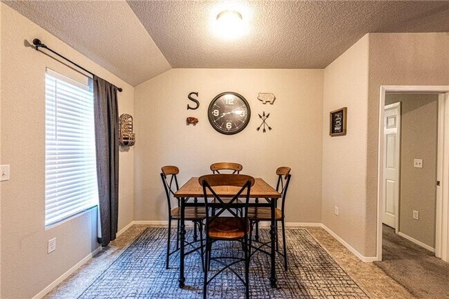 Building Photo - Fantastic 3 Bedroom Home