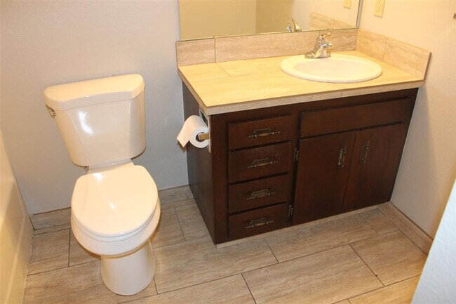 Building Photo - 2 Bedroom, 1 Bathroom Duplex!!!!