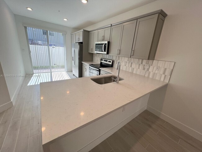 Building Photo - 109 SW 170th Ave