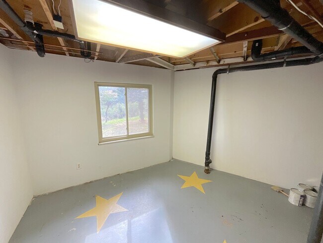 Building Photo - 5 Bedroom Home, 4.61 Acres, Available Near...