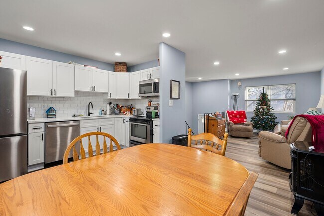 Building Photo - Elegant & Modern Home with Beautiful Interior