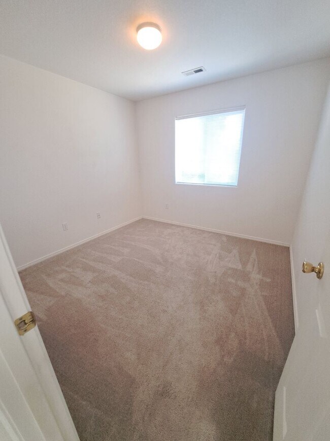 Building Photo - Beautiful Bright 3 bedroom - A/C  - Move i...