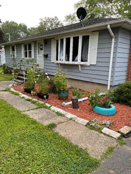 Primary Photo - 92 Rambler St