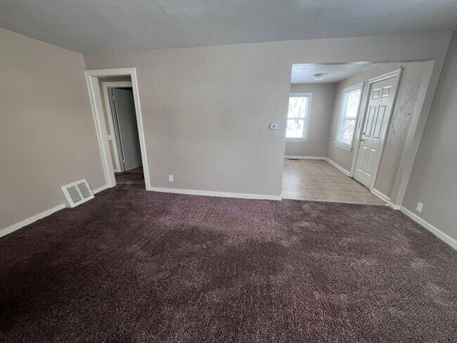 Building Photo - 4518 South Park Dr. - Updated Three Bedroo...