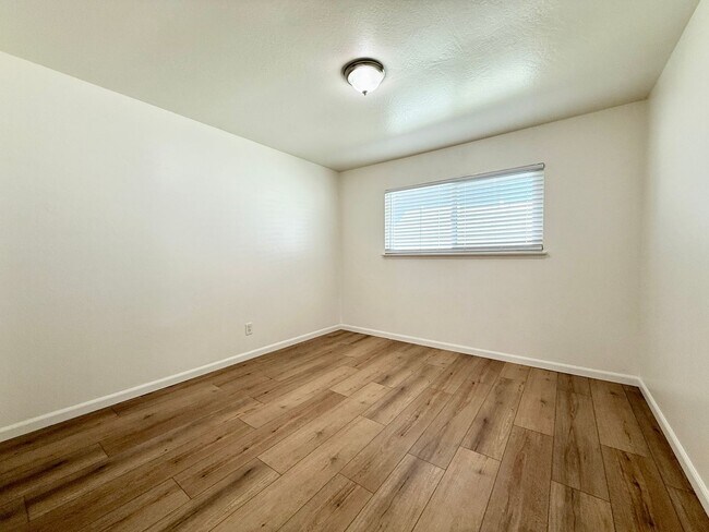 Building Photo - Refreshed 2 Bed/1-Bath Duplex Near Beach & Trails in Fairway Park