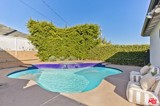 Building Photo - 9125 David Ave