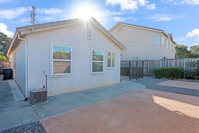 Building Photo - 533 Channel Ct