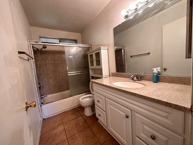 Building Photo - Quiet 2 bed/ 1.5 bath townhome in a gated ...