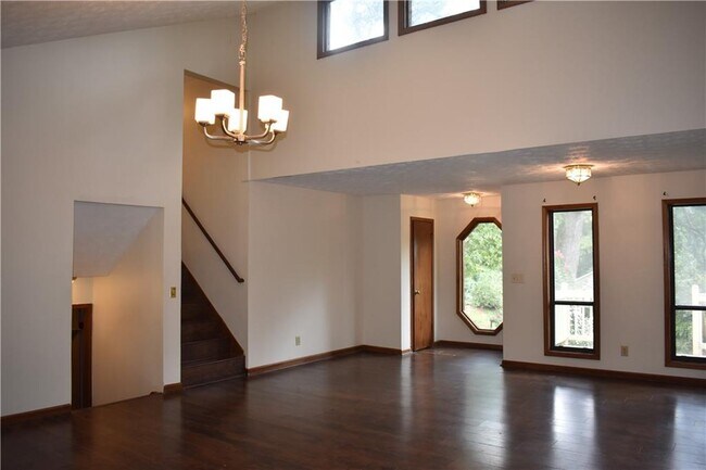 Building Photo - 2811 Pine Cone Ln