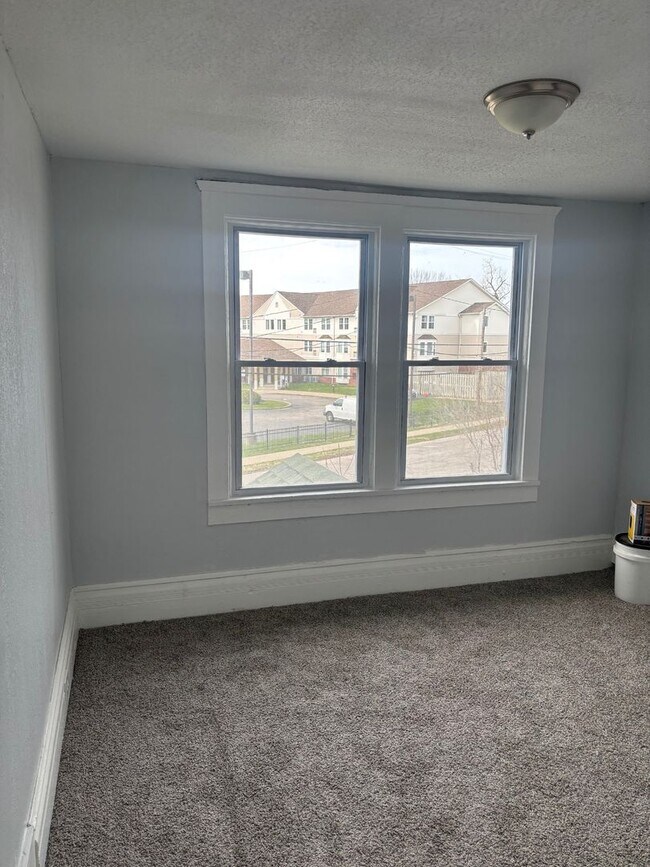 Building Photo - Charming 5-Bedroom Property in Prime Location