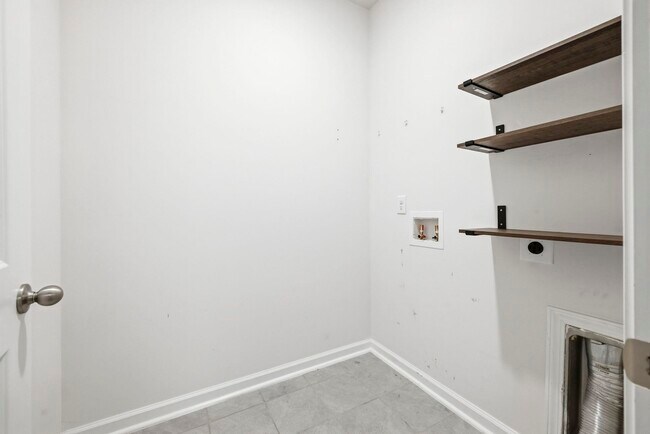 Building Photo - 3412 Bells Lk Cir