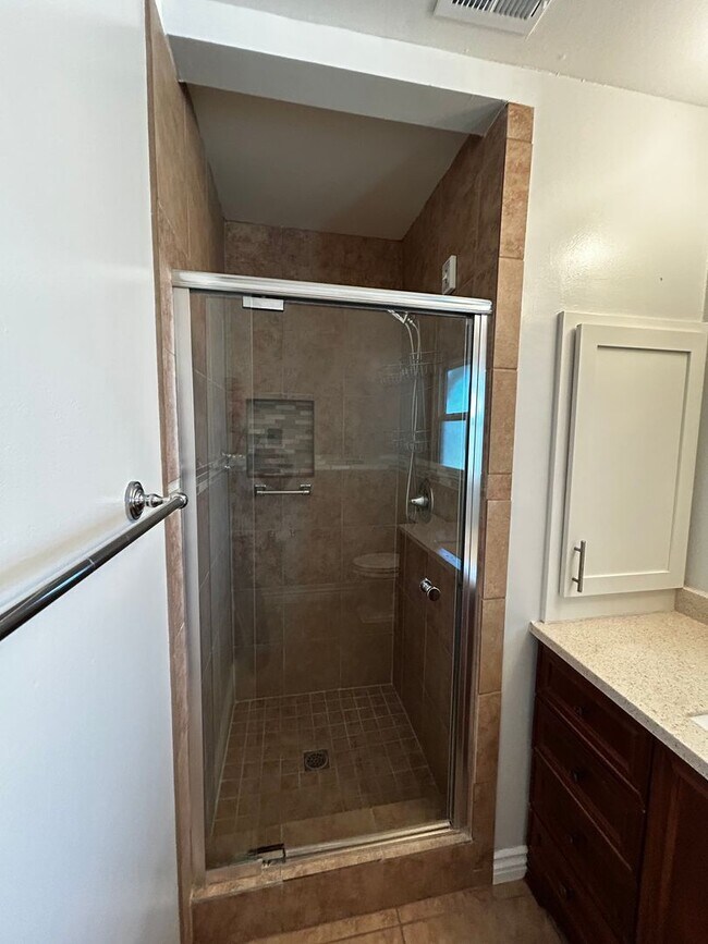 Building Photo - Beautifully Remodeled 3-Bedroom Home for Lease in a Highly Desirable Neighborhood
