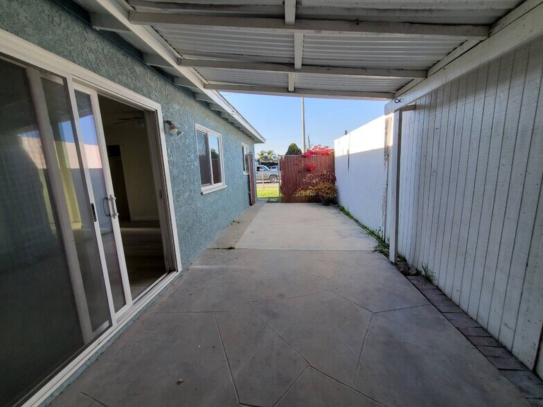 Private concrete patio - 4138 Redondo Beach Blvd
