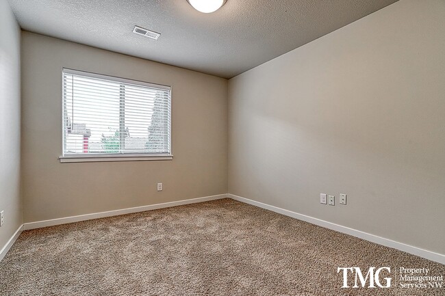 Building Photo - 3 Bedroom/2.5 Bath With Fenced Backyard, W/D Included, and AC!
