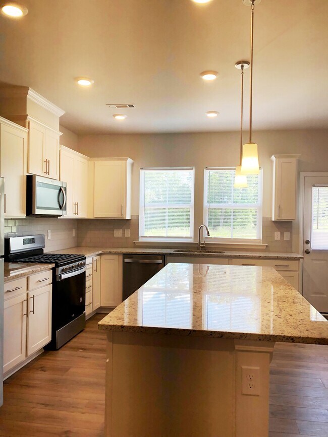 Building Photo - 825 Falls Grove Trl