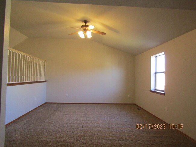 Building Photo - Crown Pointe Area!! PETS ARE NEGOTIABLE WI...