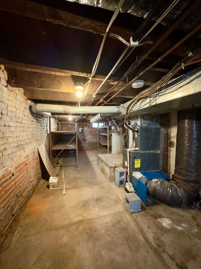 Building Photo - Charming 2-Bedroom Townhome with Modern Co...