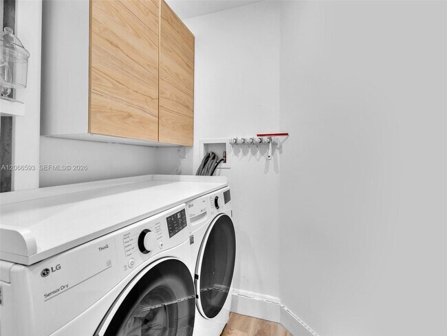 Building Photo - 4807 SW 34th Ave