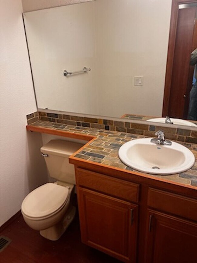 Building Photo - Condo with a golf course view
