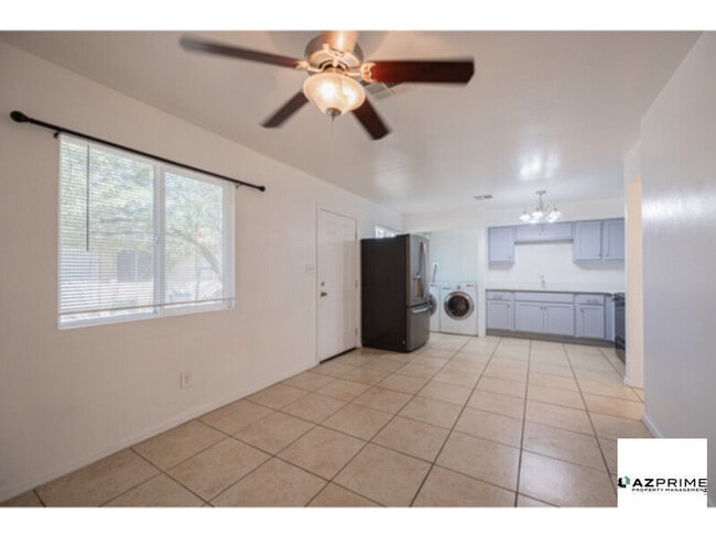 Building Photo - Step into this inviting 3/1 Phoenix Apartm...