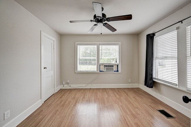 Building Photo - Stunning 1920´s Duplex located in the Hear...